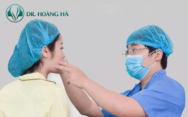 Bác sĩ tư vấn cho khách hàng về hạ gò má